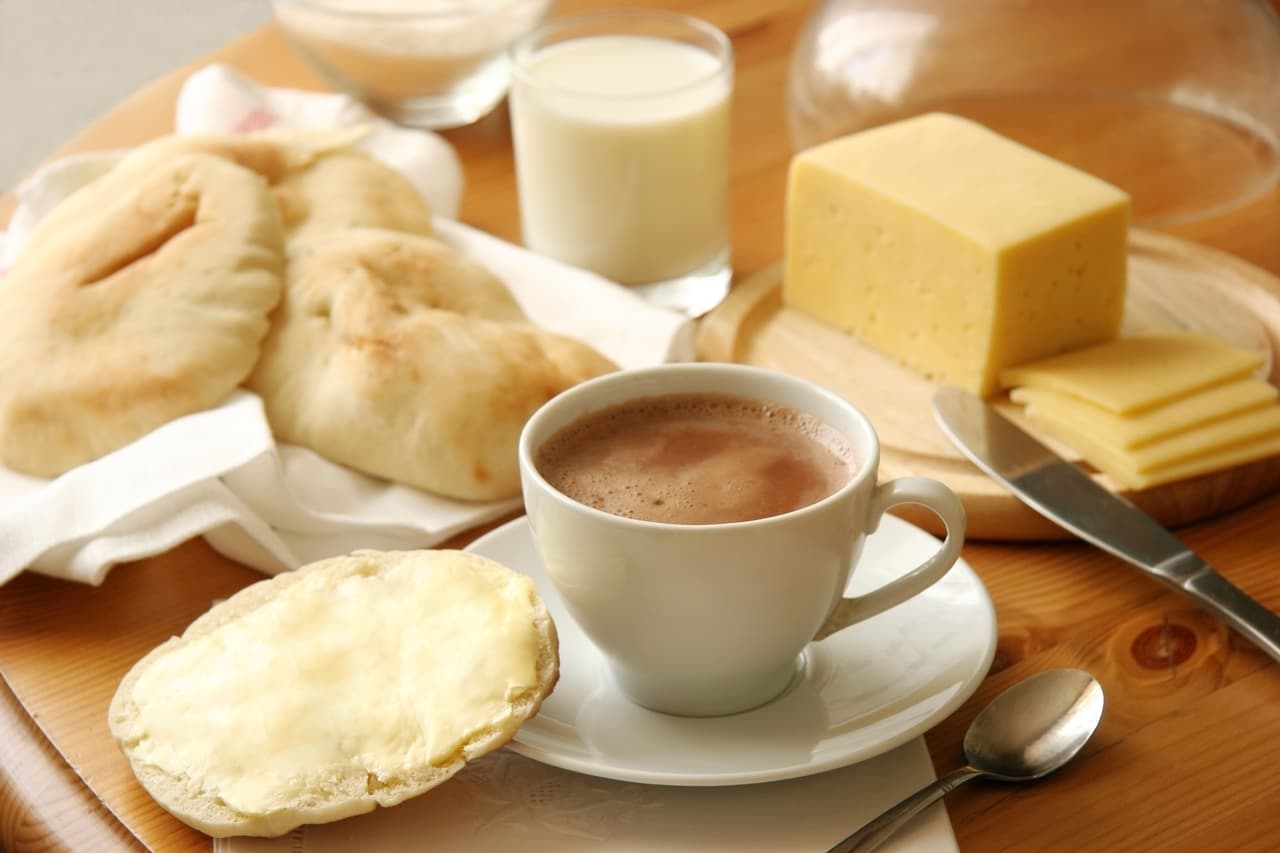 <b>Chocolate caliente con queso:</b> esta combinación forma parte del recetario colombiano. El chocolate se prepara sumergiendo tablillas en leche o agua caliente y se bate con un 
<a href="http://www.univision.com/estilo-de-vida/gadgets-de-cocina/los-32-utensilios-que-te-haran-un-cocinero-mas-feliz-fotos"><b>molinillo</b></a> (un batidor de madera). Antres de servir, el queso se coloca en el fondo de la taza para que se derrita con la temperatura del chocolate. Un desayuno de campeones que puede funcionar para el postre.