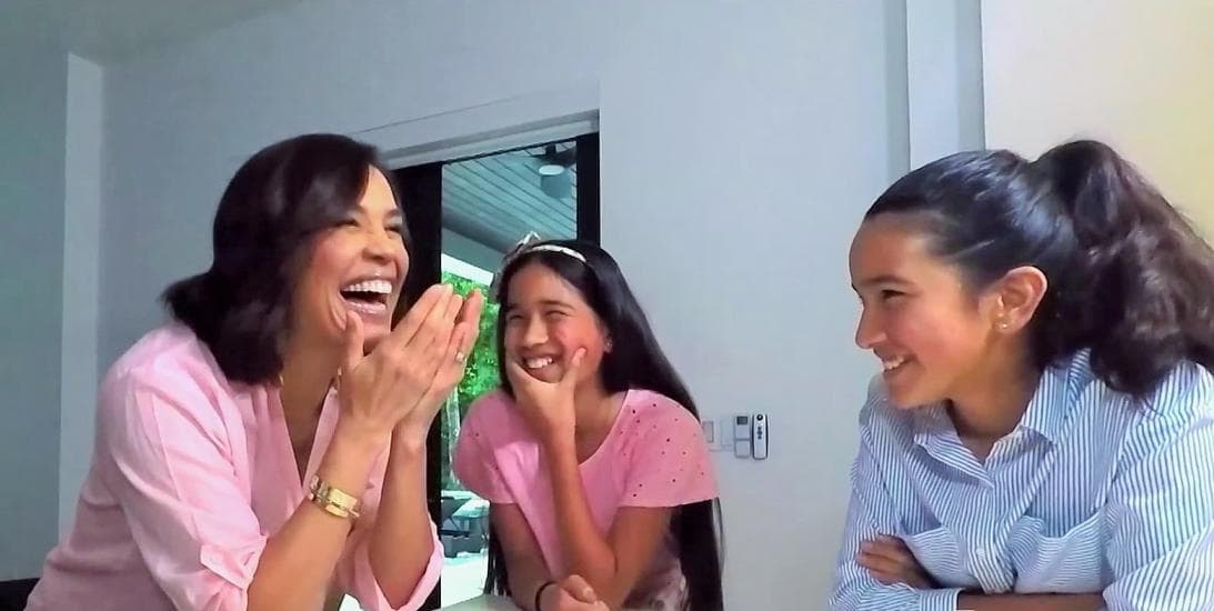 La conductora mexicana, hace unos meses estuvo en apuros cuando sus hijas, quienes están entrando a la pubertad, le hicieron varias preguntas relacionadas con el amor, entre ellas "¿cuál fue tu primer beso?”, cuestionamiento que lanzó Michaella de 11 años, la respuesta de Karla inició con carcajadas debido a los nervios.