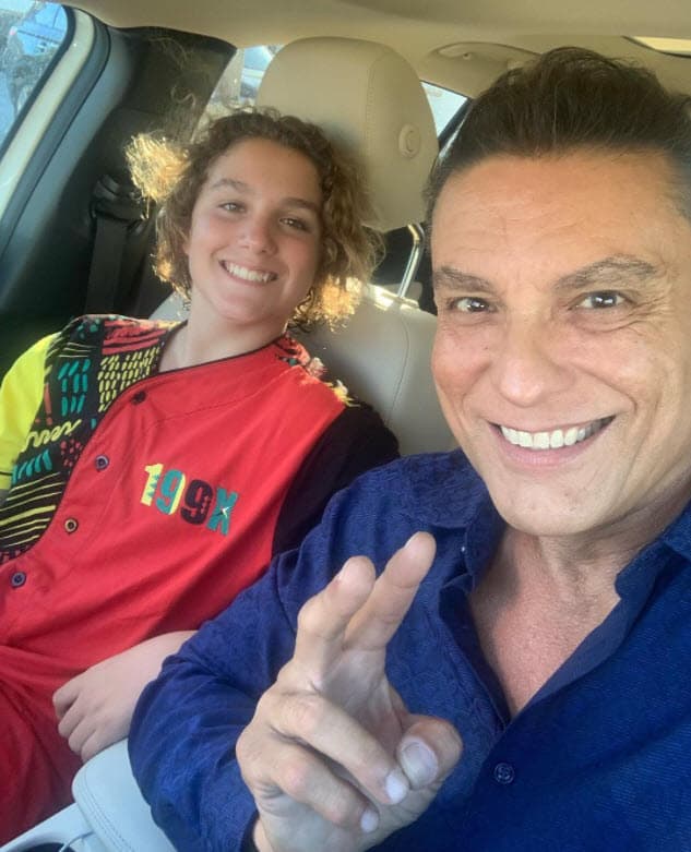 Ríos explicó que lo que él deseaba era que sus retoños se "criaran con 
<b>una familia con su papá</b>".
<br>