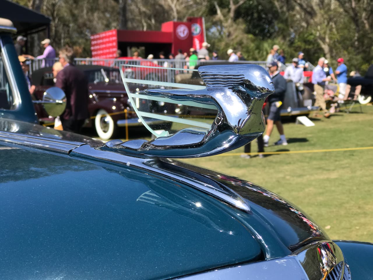 Esta dama voladora Art Deco a bordo de un
<b>Cadillac Series 75 Convertible Sedán de 1935</b> utiliza un elemento de cristal a sus espaldas para simular una estela de viento.