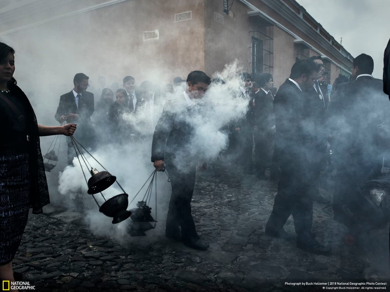 Día de los Muertos. "Una procesión del Día de los Muertos serpentea por las calles de Antigua Guatemala", escribió el autor de esta imagen, premiada por el público en la categoría 'Gente'.
