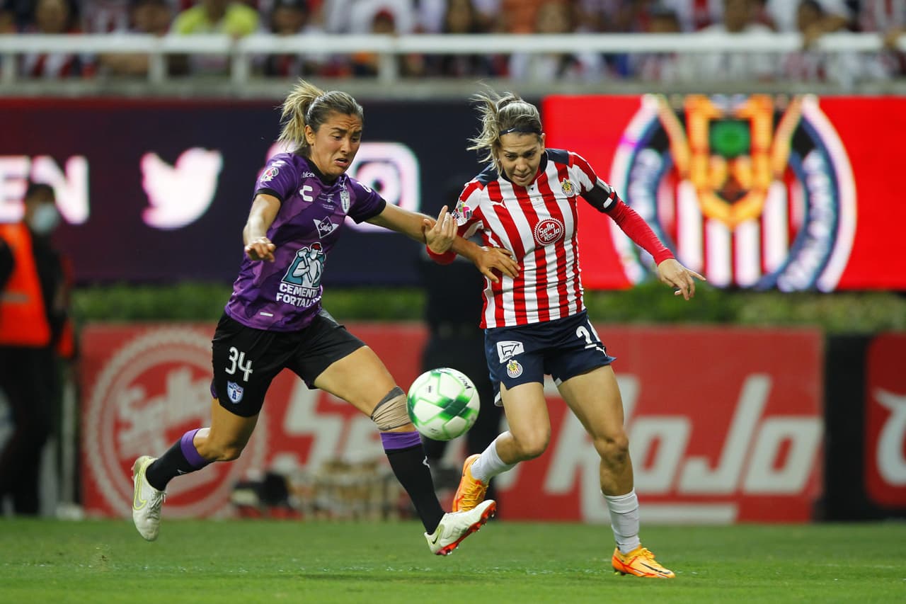 Chivas cayó en la vuelta, pero se impuso en el global gracias al triunfo en la ida y Blanca Félix se erigió como la heroína tras atajarle un penal a Charlyn Corral.