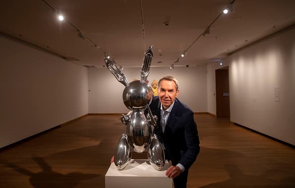En marzo de este año, Jeff Koons hizo historia en una subasta organizada por Christie's en la ciudad de Nueva York, 
<b>al vender una de sus piezas por casi 91.1 millones de dólares en una subasta</b>, estableciendo un nuevo récord de ventas para un artista vivo. Pero esta no es la primera vez que este polémico artista consigue estar entre los más cotizados. 
<br>