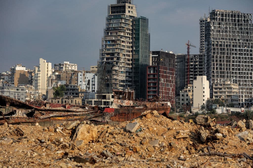 Más de 6,000 personas resultaron heridas y decenas de miles tuvieron que abandonar sus casas destruidas, al 
<a href="https://www.univision.com/noticias/edicion-digital/que-fue-lo-que-causo-la-explosion-tan-potente-que-destruyo-buena-parte-de-beirut-libano-video">explotar una porción de unas 2,750 toneladas de nitrato de armonio</a> 
<b>almacenadas incorrectamente en el hangar 12 del puerto desde hacía 6 año</b>s, algo que desconocían los habitantes de Beirut pero que sí sabían algunos funcionarios.