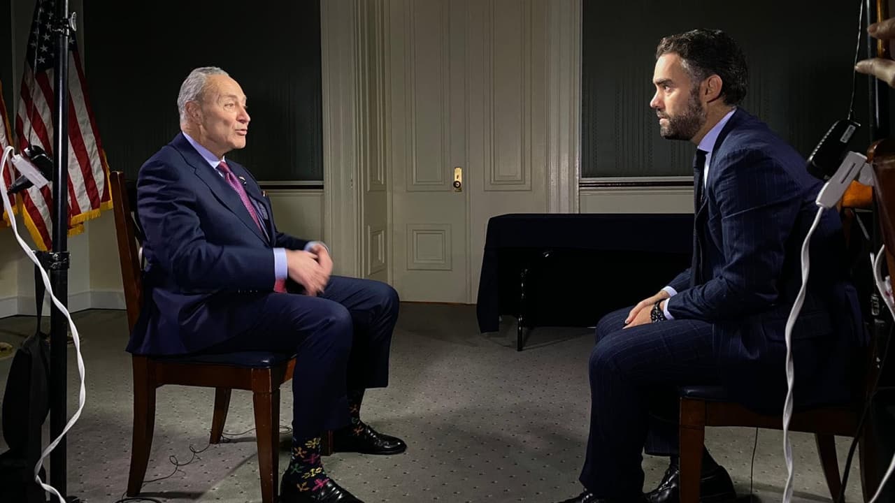 "¿En cuántos juicios has estado sin testigos ni documentos?": Schumer arremete contra los republicanos en el Senado