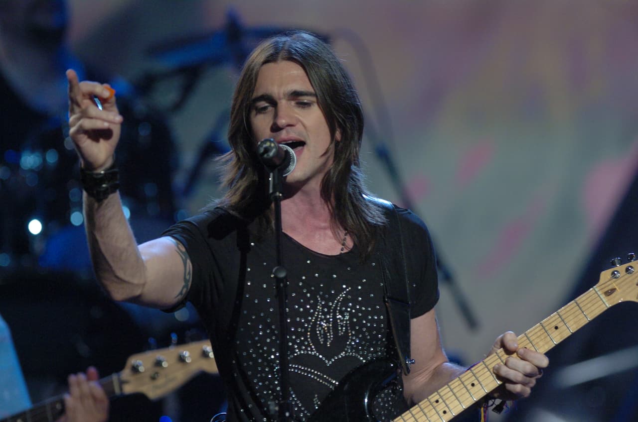 En la primera categoría se nominaron 14 canciones, 'A Dios le pido' de Juanes fue una de ellas. Entre las otras nominadas se encontraban: '¿A quién le importa?" de Thalía, 'Por debajo de la mesa, de Luis Miguel, 'Que el ritmo no pare' de Patricia Manterola, 'Siempre en mi mente' de Juan Gabriel, 'Que no quede huella' de Bronco, 'Lágrimas de cristal' de Montéz de Durango y 'Nadie es eterno' de Adán Chalino Sánchez.