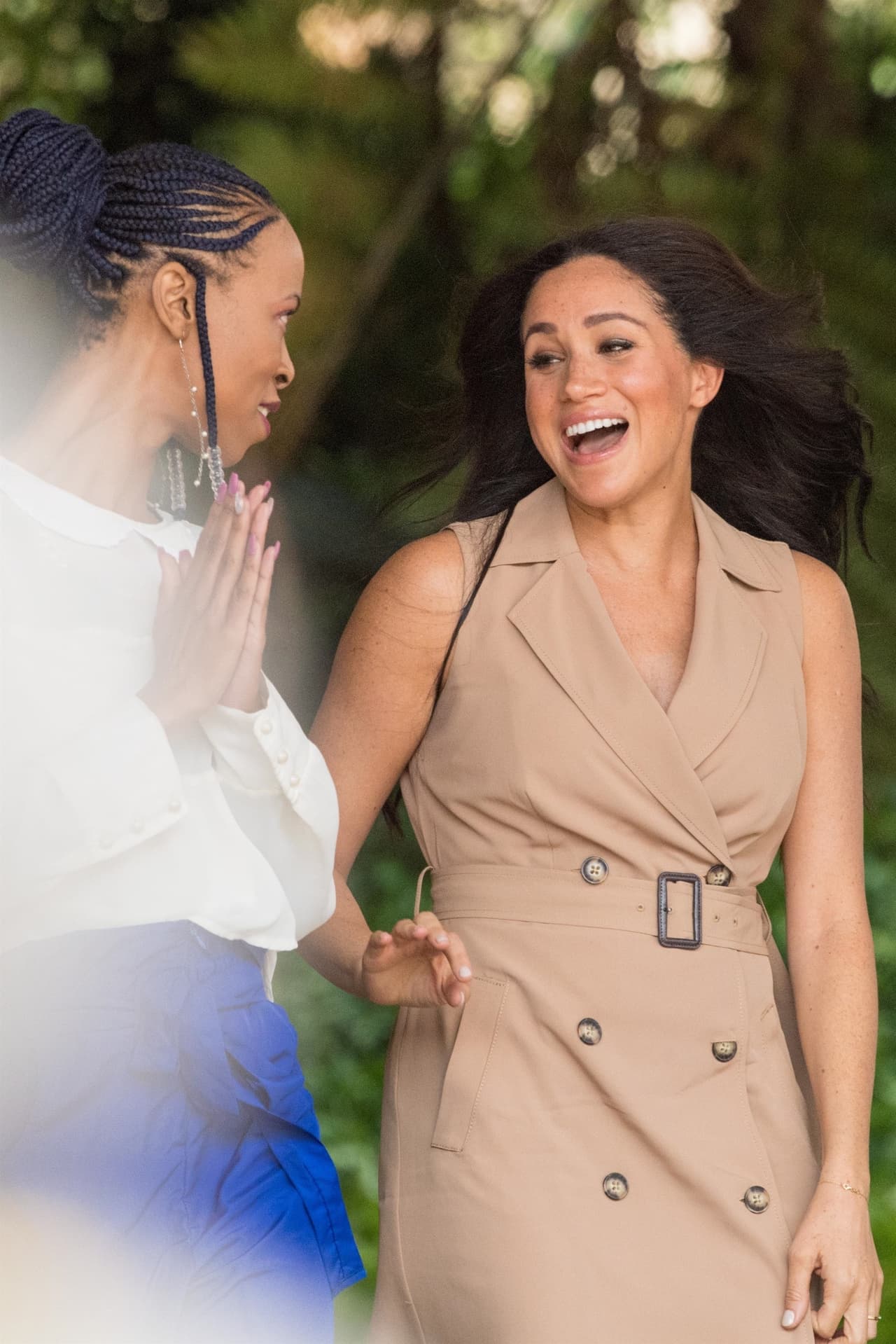 De acuerdo con el Daily Mail, la duquesa de Sussex lució un vestido corto y sin mangas de Banana Republic con un costo de 95 libras (
<b>116 dólares</b>).