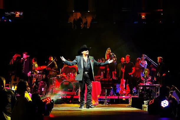 El cantante fue el único latino que estuvo en esta iniciativa y cantó al lado de grandes estrellas.