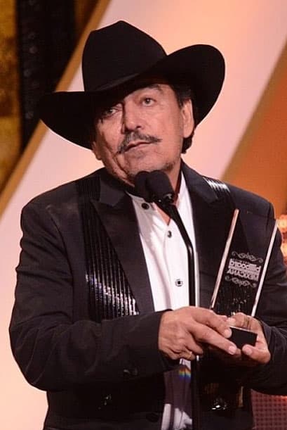 Joan Sebatian brilló también por su enorme calidad humana, por ser un hombre de pueblo que se preocupaba por los demás. Te invitamos a recordar esta faceta de uno de los cantautores mexicanos más exitosos y queridos por el público.