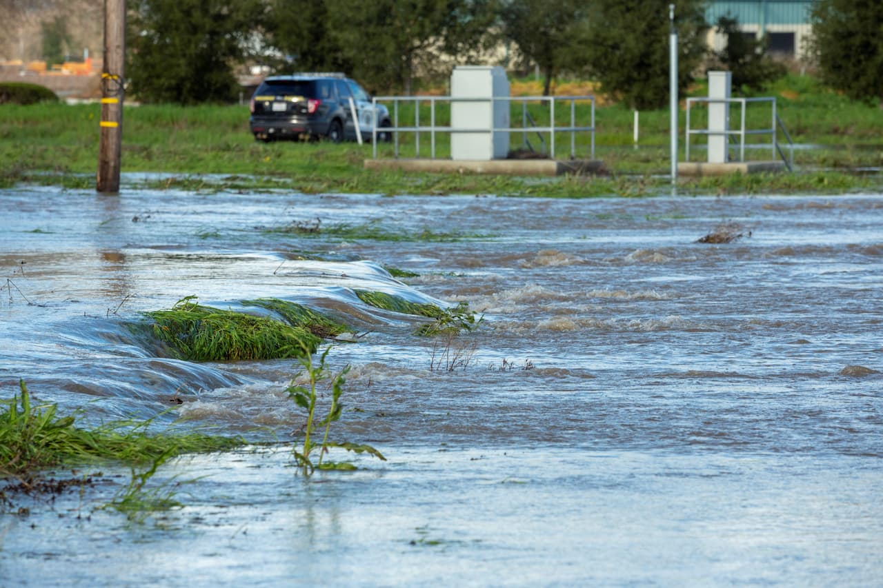 El agua corre como ríos en las calles de Schellville, al sur de San Francisco. Las autoridades exhortaron a las personas a dejar sus casas cerca del río Guadalupe en San José.