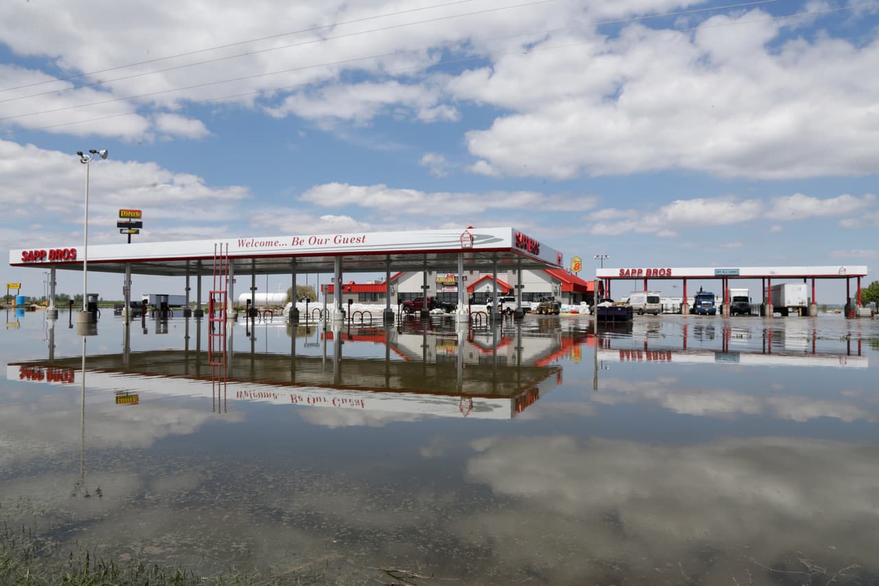 Las calles inundadas en Percival, Iowa, cuando se desbordó el río Missouri el 10 de mayo de 2019, otro de los afectados por las constantes lluvias de este año en el Medio Oeste. La ciudad de Davenport, en ese mismo estado, ha gastado más de un millón de dólares para combatir las inundaciones.