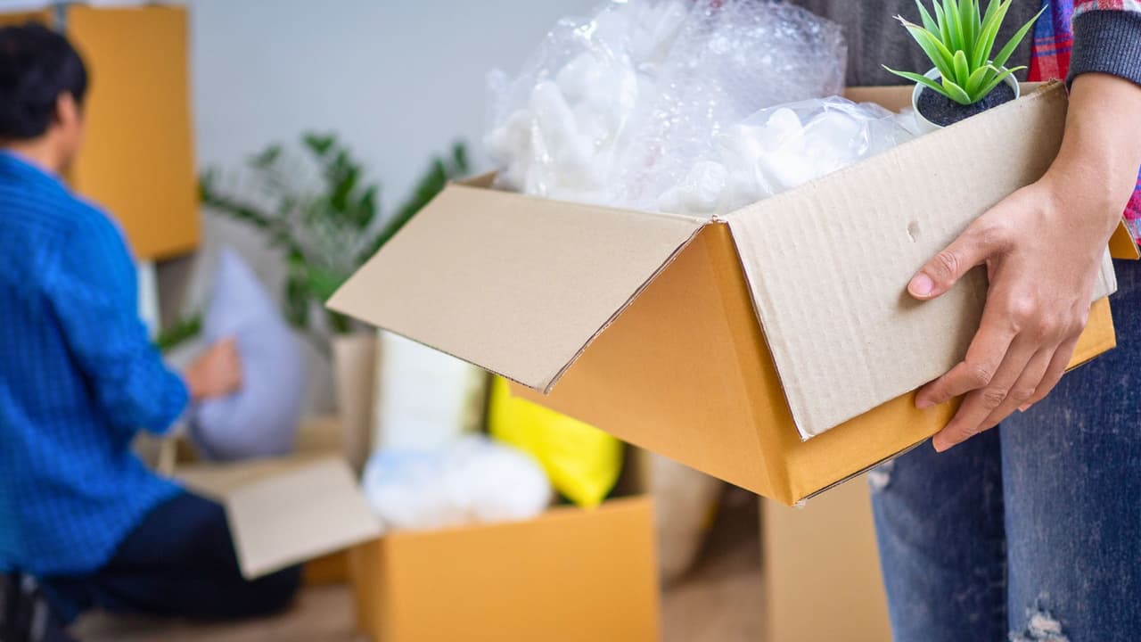 Los mexicanos que regresan definitivamente a su país
<b> pueden ingresar sus muebles, ropa, herramientas y hasta obras de arte sin pagar un solo peso en impuestos</b>. Aquí te explicamos cómo hacerlo, paso a paso, gratis y sin intermediarios.