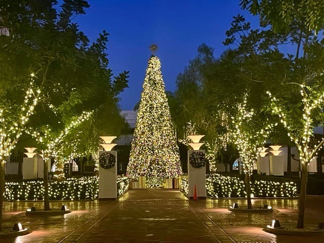 <b>Union Station:</b>
<br>En este lugar se celebra el “Concierto de encendido del Árbol y Chocolate”. Podrás tomarte fotos con la Reina de las nieves y con Santa Claus.
<br>
<b>Cuándo: </b>29 de noviembre de 6:30 p.m. a 8:30 p.m.
<br>
<b>Dónde:</b> Los Ángeles, California 90012.
<br>
<b>Precio:</b> Gratis