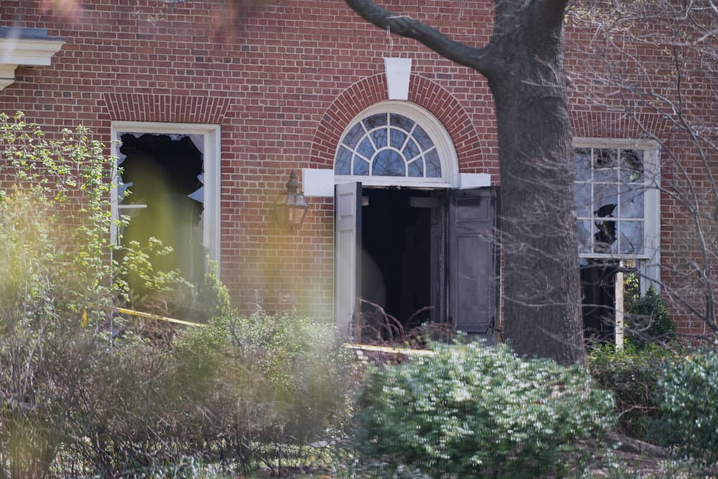 A quien ofrezca información que permita el arresto de la persona que intentó quemar la residencia del gobernador de Pensilvania se le ofrece una recompensa de 10,000 dólares.