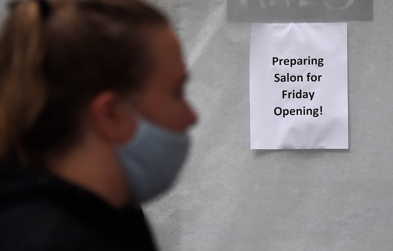 Otras 1.9 millones de personas piden el subsidio por desempleo, la menor cantidad desde que arreció la crisis
