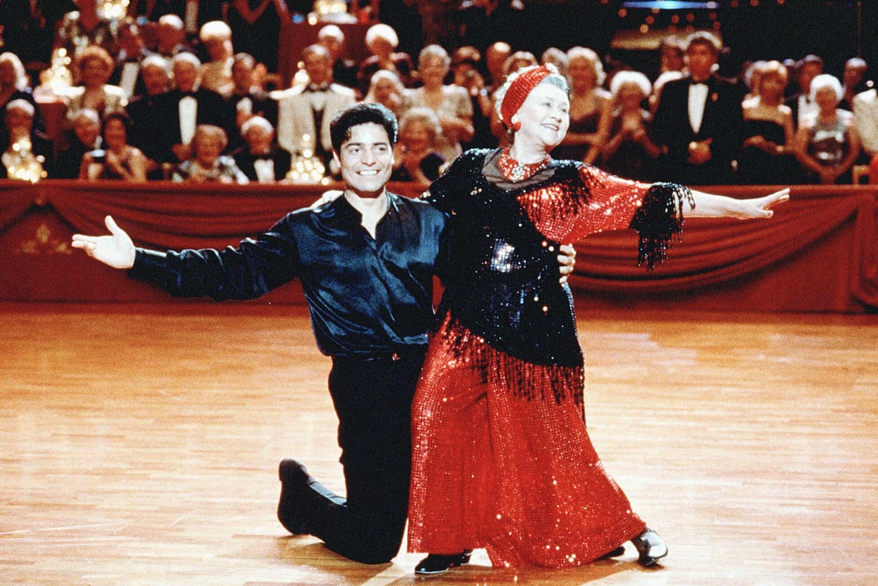 Joan Plowright y Chayanne trabajaron juntos en la película 'Baila conmigo'.
