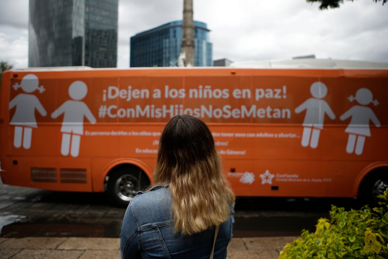 En octubre de 2017, por primera vez una menor de edad mexicana cambió su nombre e identidad de género oficialmente, sin necesidad de someterse a un juicio. Sin embargo, continúan los prejuicios en contra de la diversidad sexual, especialmente, en niños y adolescentes.