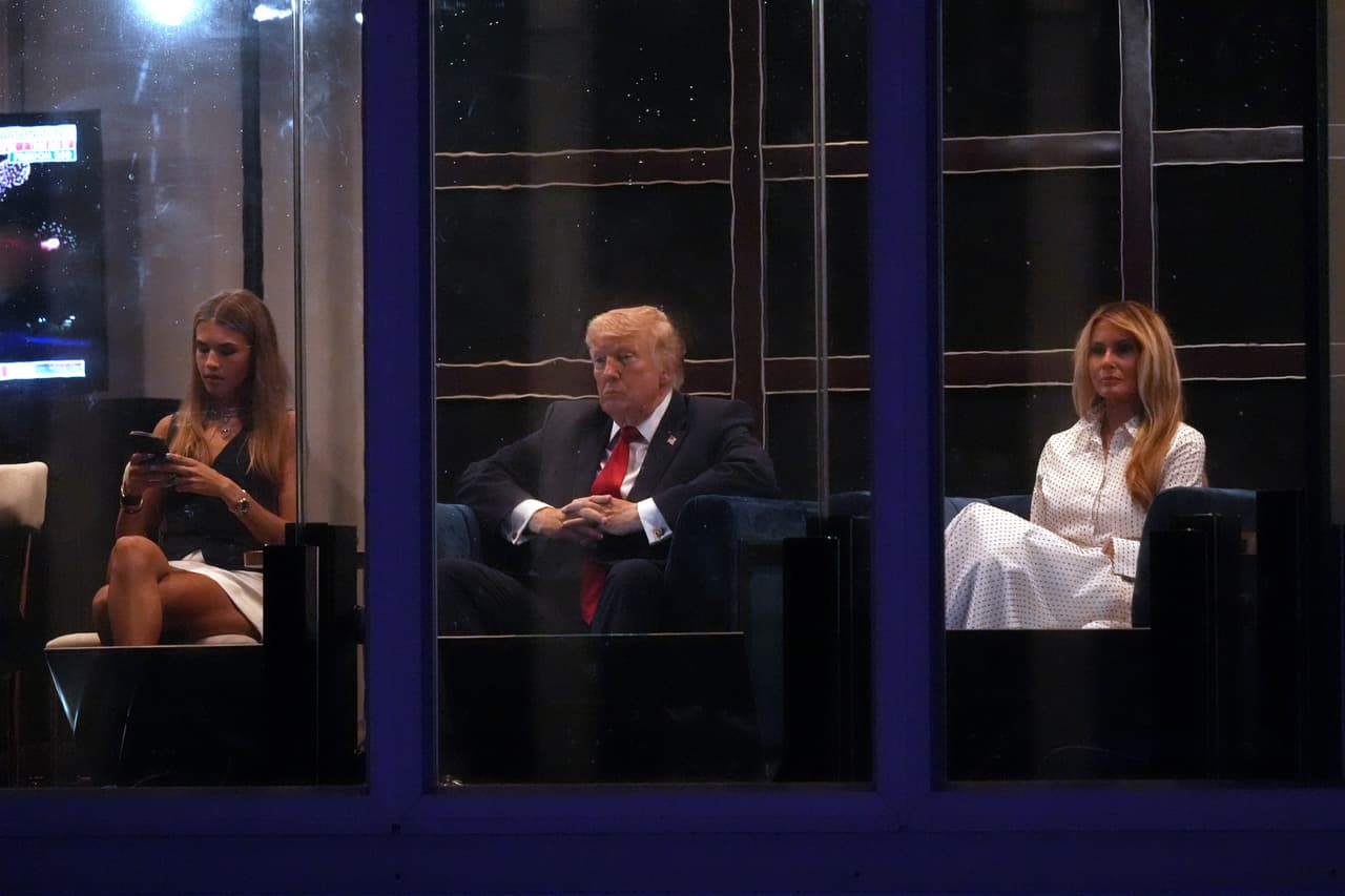 El presidente Donald Trump, en el centro, observa un espectáculo de fuegos artificiales junto a la primera dama Melania Trump, a la derecha, y Kai Trump, durante el evento "Salute to America", una celebración del Día de la Independencia en honor al 250 aniversario de la nación, el domingo 5 de julio de 2026, en el National Mall de Washington.