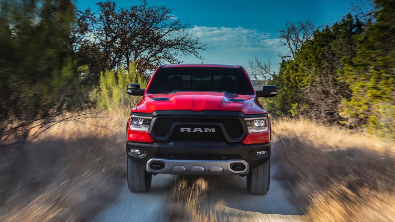 El frontal de la nueva Ram 1500 está dominado ahora por una 
<b>parrilla hexagonal</b> que albergará una gran cantidad de diseños y texturas, dependiendo de la versión de que se trate, las cuales probablemente serán muchas ya que FCA ha convertido su actividad de creación de versiones de sus vehículos en una forma de arte.