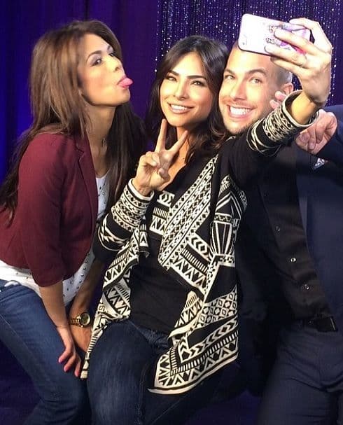 Una que otra 'selfie' detrás de cámaras no le hace daño a nadie... ¿o sí?