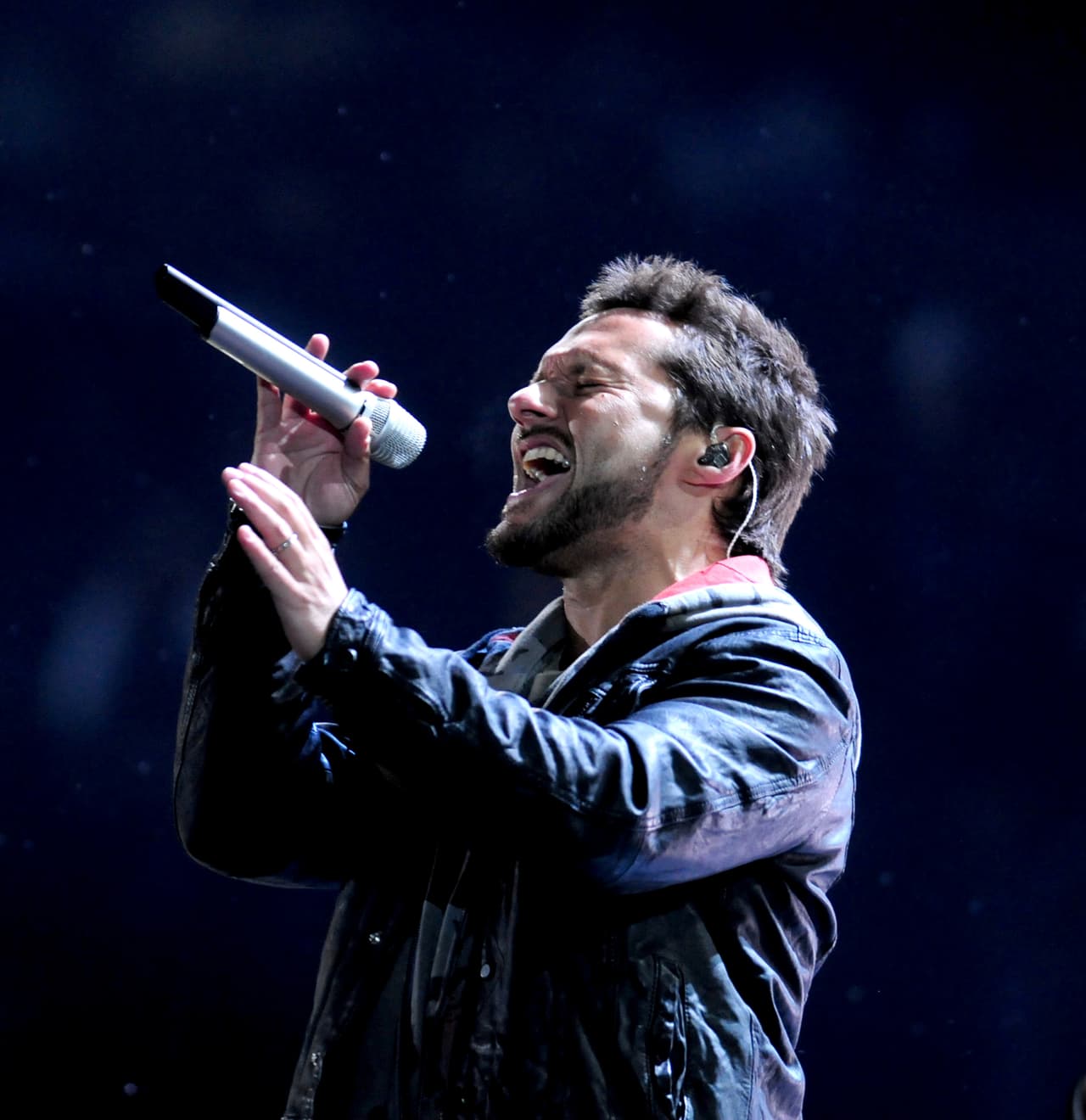 El cantante complacerá con lo más esencial de su repertorio y pondrá al máximo la fiesta.