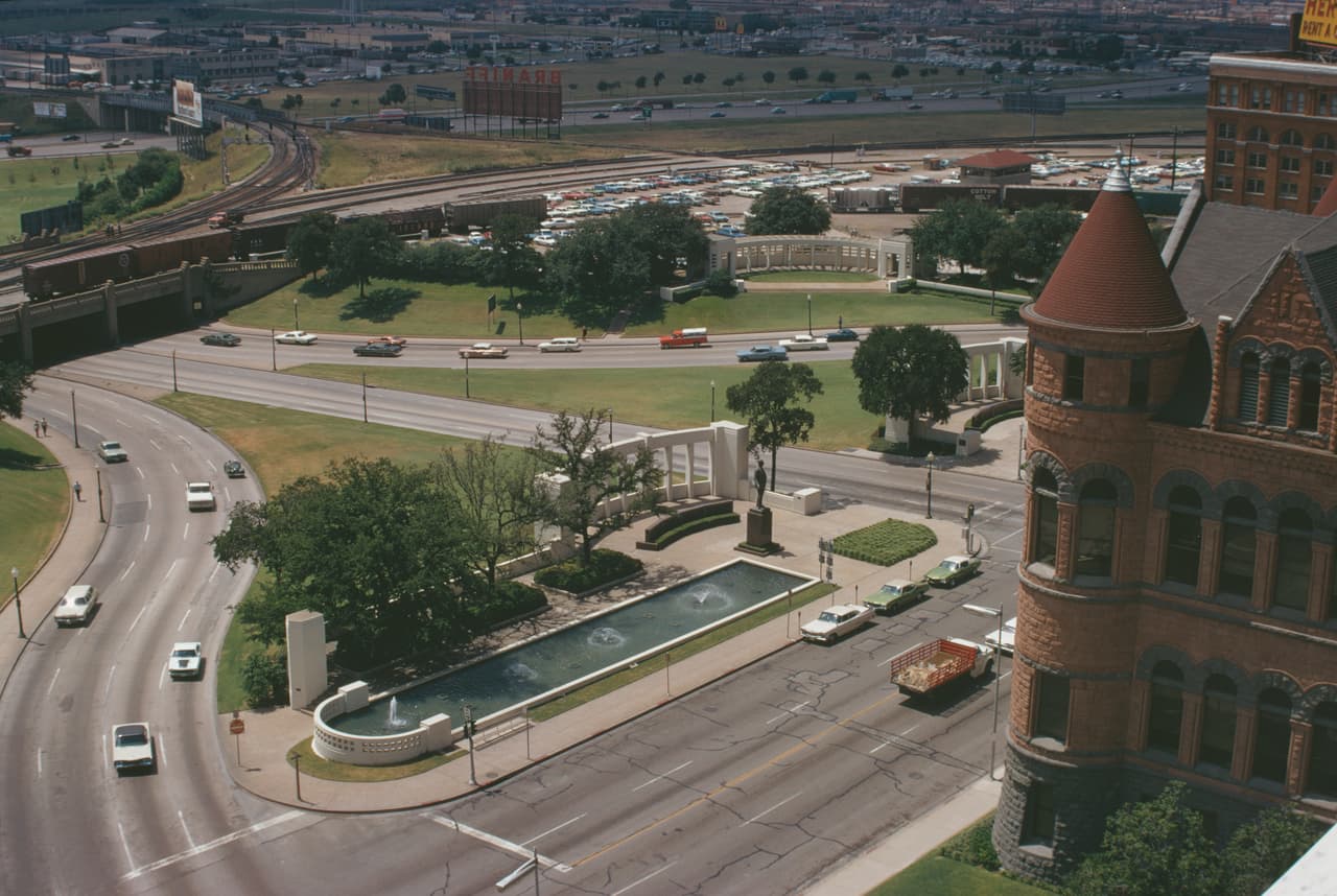 Lee Harvey Oswald se ubicó en el sexto piso del depósito de libros Dealy de Dallas y desde allí esperó a que la caravana presidencial pasara a una distancia conveniente para disparar, concluyó la investigación. La fotografía muestra la vista desde la ventana donde se supone que disparó el asesino de JFK.