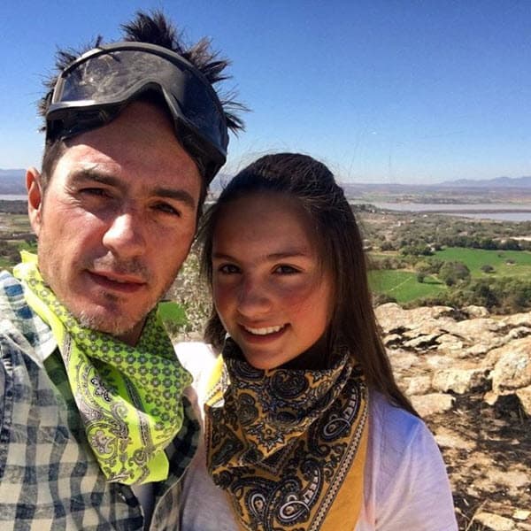 "Estuve internado como 35 días en un centro de la Ciudad de México. Desde ese día hasta hoy no me veo amaneciendo de otra manera. Estar entero, estar consciente, estar sano, no evadido de las inseguridades", agregó en la 
<a href="https://www.univision.com/entretenimiento/celebridades/esta-mujer-salvo-a-mauricio-ochmann-del-alcohol-y-las-drogas-y-no-es-aislinn-derbez">entrevista</a>.