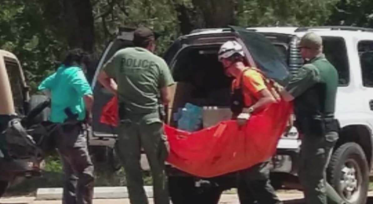 Los rescatistas suben los cuerpos hallados en la tragedia de Payson.