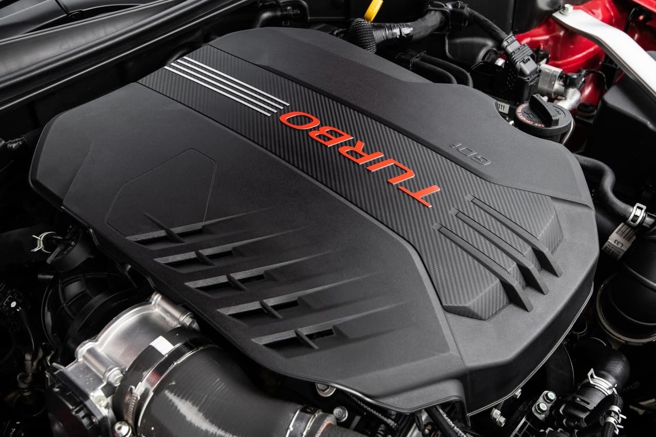 En el caso del motor V6 de 3.3 litros doble turbo, este incrementa su caballaje pero en menor medida, ya que pasa de 365 a 368 caballos de fuerza y mantiene sus 376 lb-pie de torque.