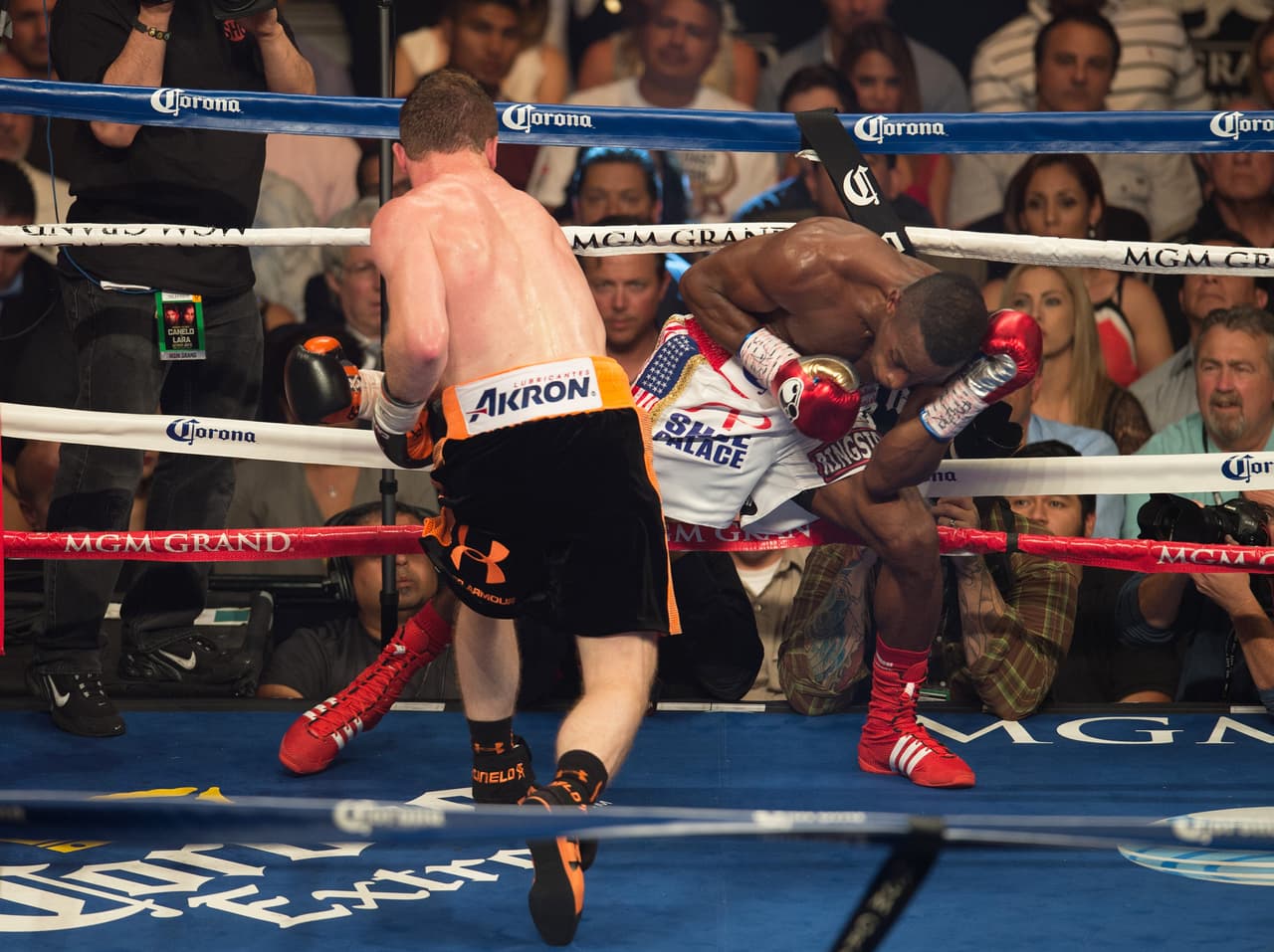 Y es que Julio César Chávez tiene 10 centímetros (1.85 mts) de altura más que él y un alcance de seis centímetros más (también de 1.85 mts), por lo que ‘Canelo’ deberá echar mano de todo su repertorio boxístico para vencerlo. Aquí te presentamos las cinco cualidades con las que el boxeador pelirrojo puede vencer al hijo del César del boxeo.