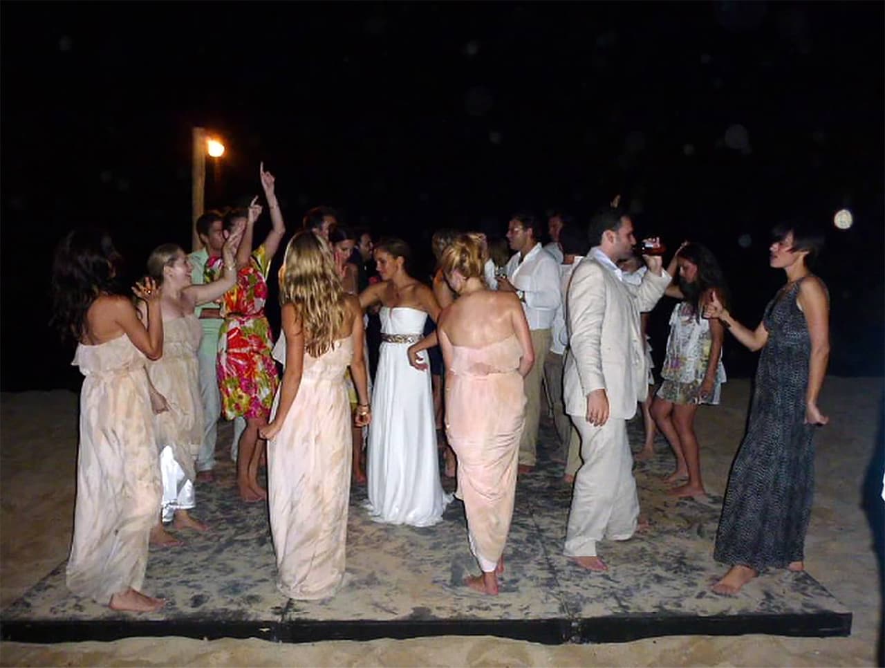 Fue una celebración bastante relajada, pues los invitados estuvieron descalzos en la playa durante toda la noche.