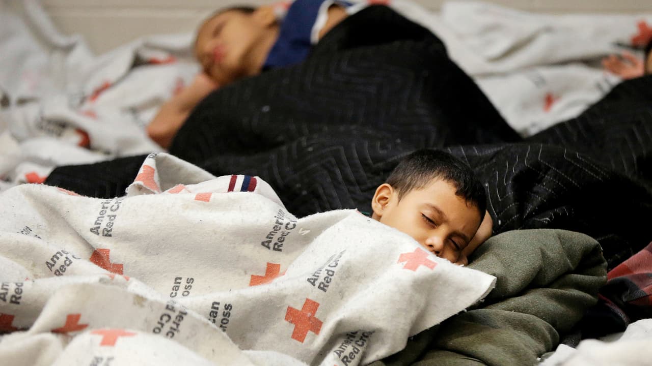 Tildan de "atroz" la lentitud del gobierno para reunificar a niños menores de 5 años separados en la frontera