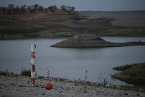 Los niveles de agua del lago Hensley se encuentran mínimos históricos debido a la falta de lluvia y nieve. Esta reserva de agua se encuentra tan solo al 8% de su capacidad total. 