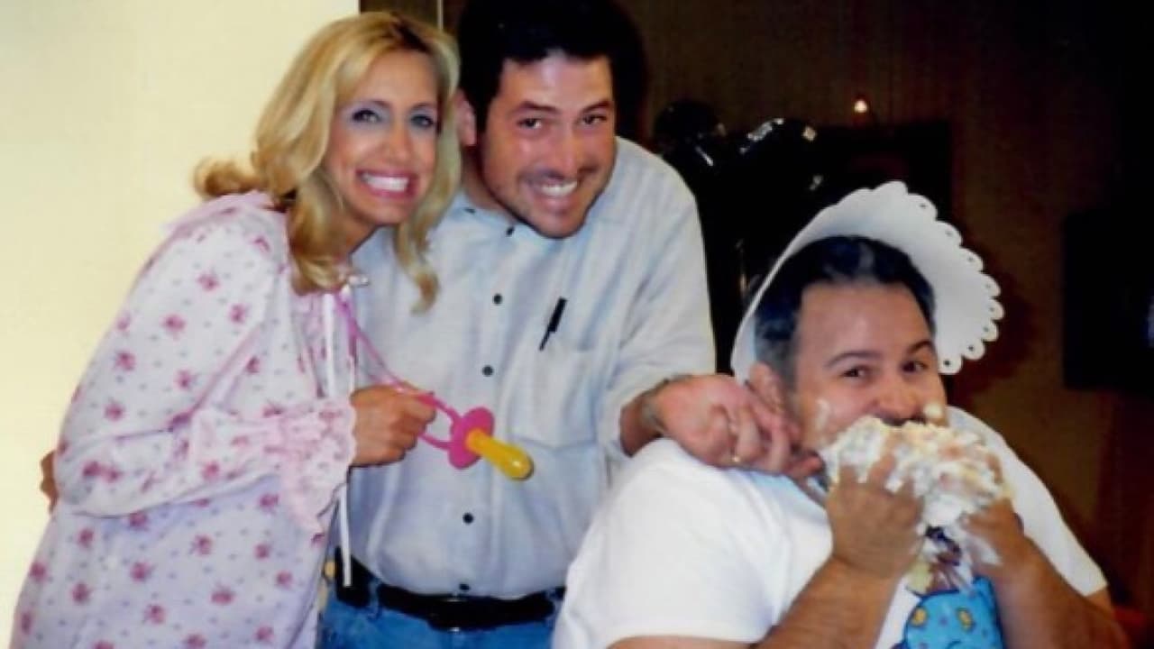 12. El 14 de agosto de 2017 la familia de El Gordo y La Flaca se vistió de luto. Álex Rodríguez, el productor original del show falleció después de una larga batalla contra una enfermedad. Lili Estefan fue quien dio la triste noticia.
<br>