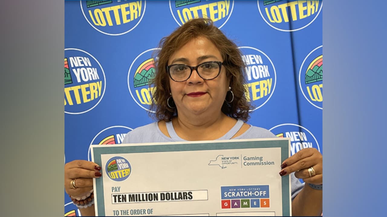 <u><b>Obtiene $10,000,000 en raspadito</b></u>
<br>
<br>Una vecina del área de Jackson Heights en Queens, 
<b>obtuvo un premio de 10,000,000 de dólares en el juego de raspadito</b> denominado 200X.
<br>
<br>La lotería de Nueva York informó que 
<b>Sabina Ospino acudió a reclamar su premio millonario</b>.
<br>
<br>Recibió el premio en una sola exhibición 
<b>por un total de 6,122,400 dólares luego de las retenciones de impuestos</b>.
<br>