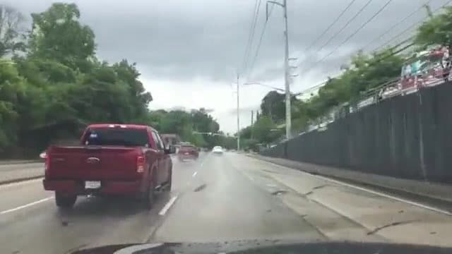 <b>7. Si recibes una alerta de tornado mientras vas en un auto. </b>
<br>
<br>Un auto es un lugar de riesgo extremo durante un tornado. La Administración Nacional Oceánica y Atmosférica deja claro que no hay una opción segura si se queda atrapado en un vehículo en medio de un tornado. La NOAA da tres recomendaciones para reducir el riesgo.