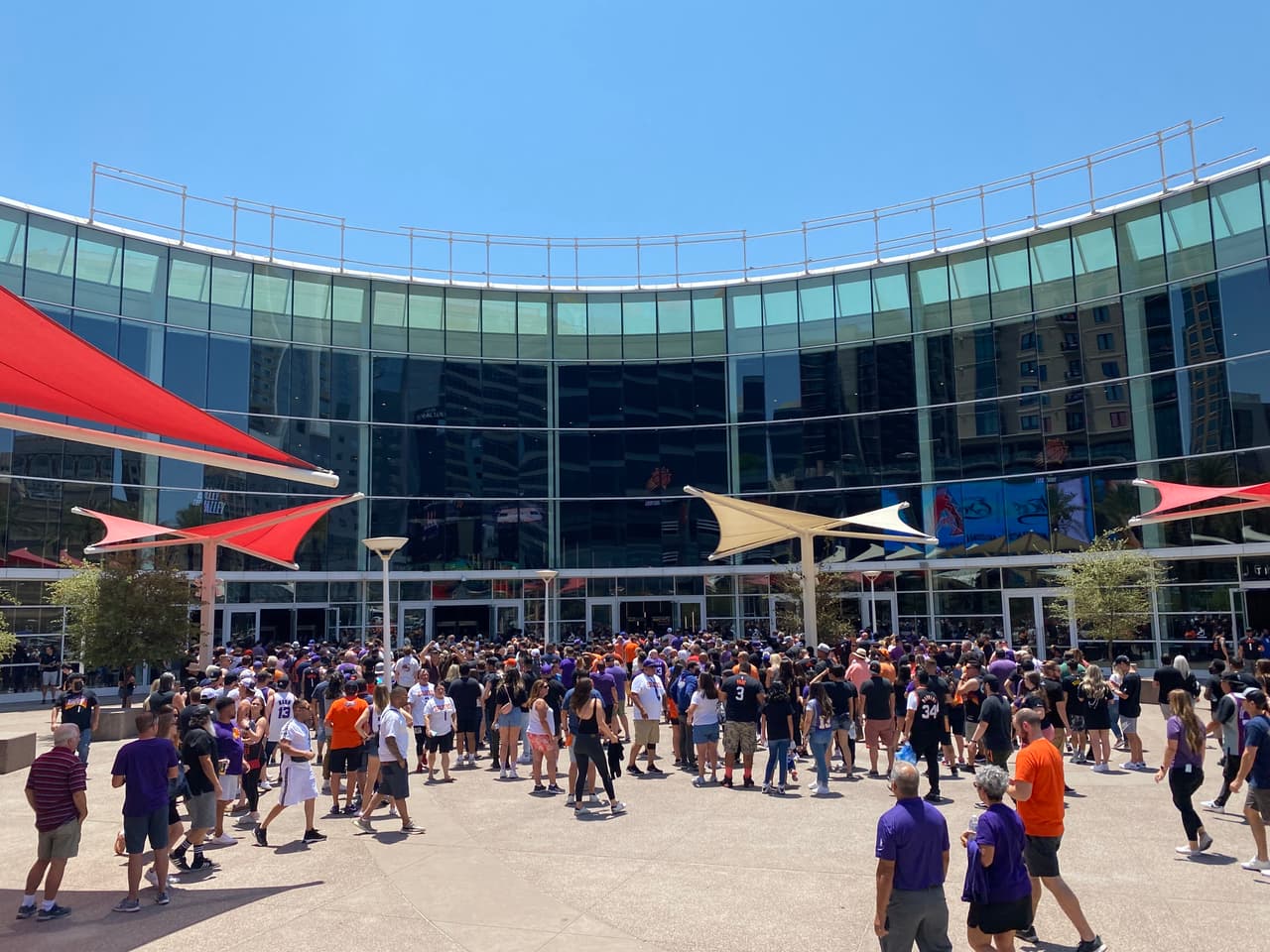 La temperatura que superaba los 115 grados F no impidió la masiva asistencia.