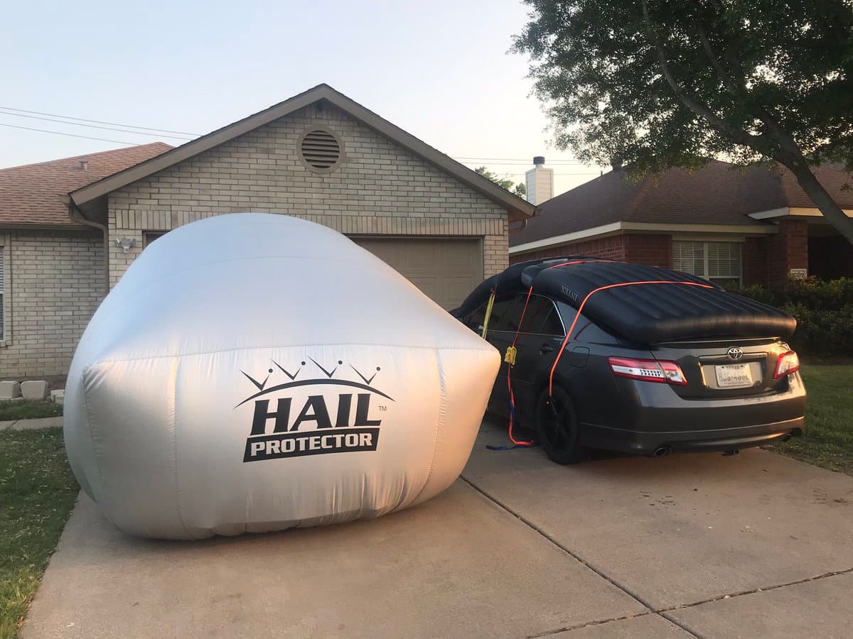 Algunos quisieron proteger muy bien su vehículo como este vecino de Fort Wiorth.