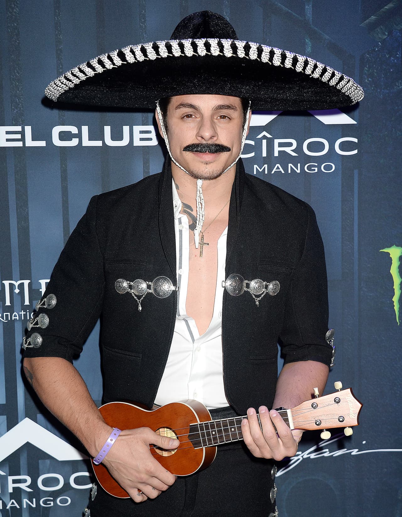 Hasta en Halloween con este disfraz de charro no parecía pasarla bien.