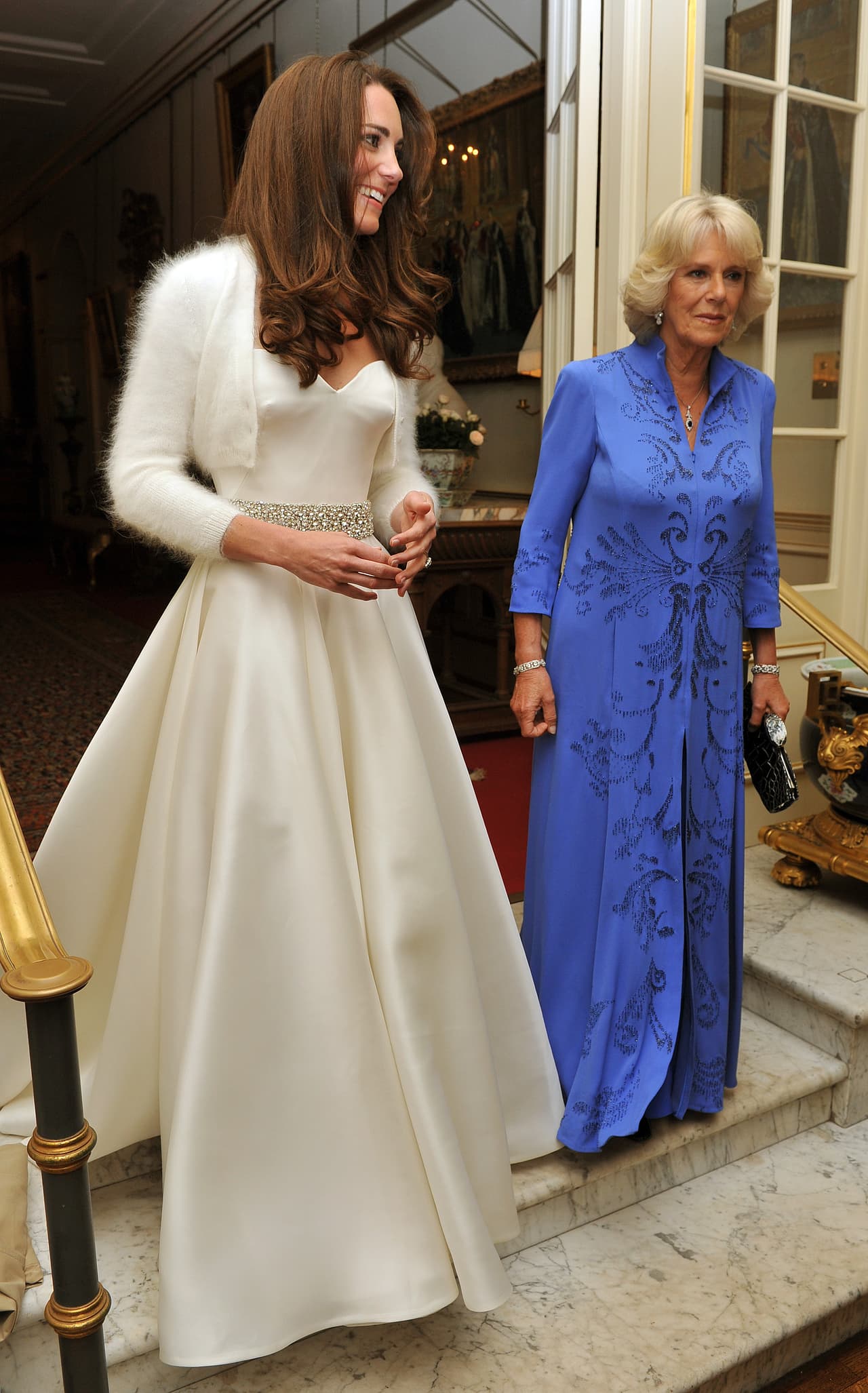 Al igual que el primer vestido de Kate Middleton en su boda con el príncipe William en 2011, el segundo vestido fue diseño de Sarah Burton para Alexander McQueen en satin de seda con cuerpo corte princesa. Elementos que lo hicieron más rígido y formal.