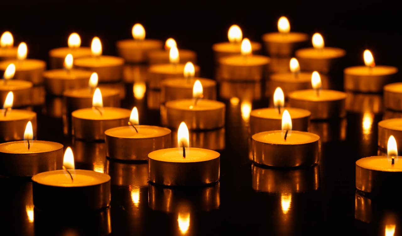 Odiar es una enfermedad, quien odia está enfermo. Escribe todo lo que deseas eliminar de tu vida y cuando esté escrito lo meditas, analizas y razonas. Luego el día 31 lo vas a quemar en una vela del color correspondiente a tu signo y al hacerlo estarás quemando y dejando atrás todas esas cargas que te están impidiendo avanzar.