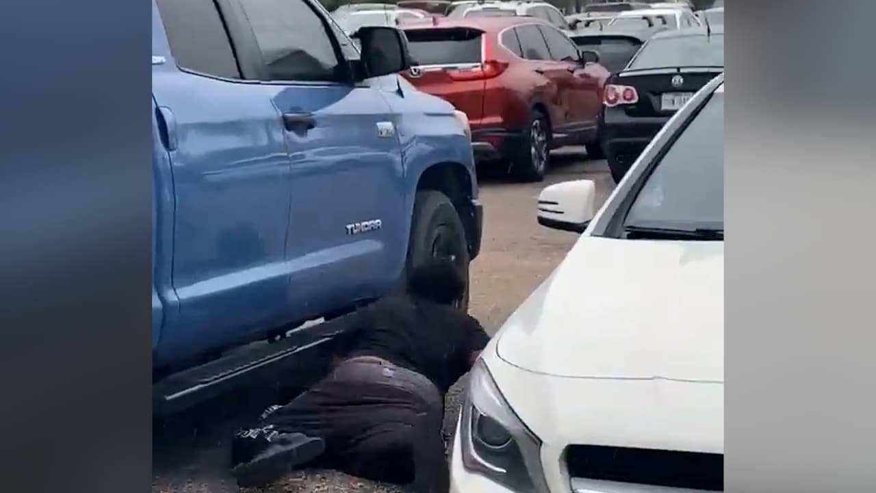 Ella cuenta que luego de confrontarlos, el hombre debajo de la camioneta se salió y huyó.