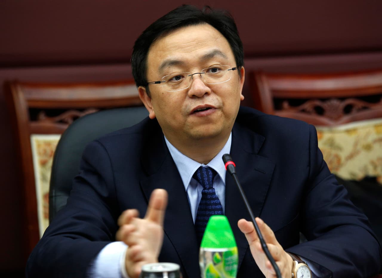 <b>Puesto 19: Wang Chuanfu, presidente de la automotriz BYD.</b> A fines de enero, cuando la crisis se estaba acelerando en China, Wang creó un grupo de trabajo para diseñar y construir nuevas líneas de producción para fabricar máscaras faciales y desinfectantes para manos. Hoy, el fabricante de vehículos eléctricos afirma ser el mayor productor mundial de máscaras quirúrgicas, con un total de cinco millones por día.