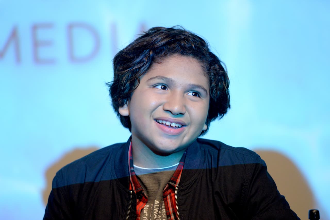 Su cara no es la más popular del año, pero probablemente su voz sí.
<b> Anthony González</b>, de 13 años, es el actor que da vida al personaje animado de Miguel, el protagonista de la exitosa película 'Coco' de los estudios Pixar.
<a href="https://www.univision.com/entretenimiento/descubre-quien-es-anthony-gonzalez-la-voz-del-protagonista-en-la-pelicula-coco-video">Hijo de guatemaltecos y nacido en Los Ángeles</a>, le ayudaron a conseguir el papel su bilingüismo –en la película usa el inglés pero también el español– y sus dotes de mariachi –que ya había demostrado siendo un niño en 'Sábado gigante' de Univision–. La película 'Coco', un éxito de público y crítica tanto en Estados Unidos como en México, se introduce de lleno en la cultura mexicana y en el Día de los Muertos, un auténtico reto para la productora californiana. Por eso, Pixar contrató a su crítico más feroz,
<a href="https://www.univision.com/noticias/trending/pixar-contrato-a-su-peor-critico-un-artista-chicano-para-evitar-que-su-pelicula-del-dia-de-muertos-ofendiera-a-la-cultura-mexicana">el artista chicano Lalo Alcaraz</a>, para
<b>lograr que su película no ofendiera a los mexicanos</b>.