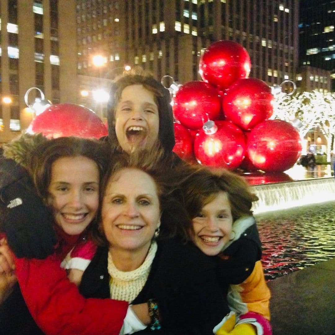 La familia es uno de los pilares más importantes en la vida del conductor de 48 años. Aquí vemos a sus "cachorros mayores" junto a la feliz abuela.