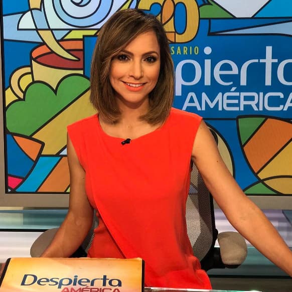 Nuestra bella mamita Satcha Pretto nos comparte sus fotos de niña.