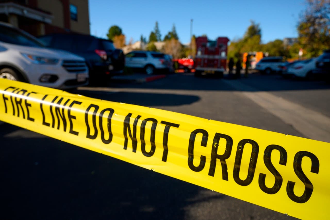 Las autoridades piden a cualquier persona con información que se pusiera en contacto con el Departamento de Homicidios del alguacil en la línea 323-890-5500. Para información anónima, llamar a Crime Stoppers al 800-222-8477 o a través de informes en línea en lacrimestoppers.org.