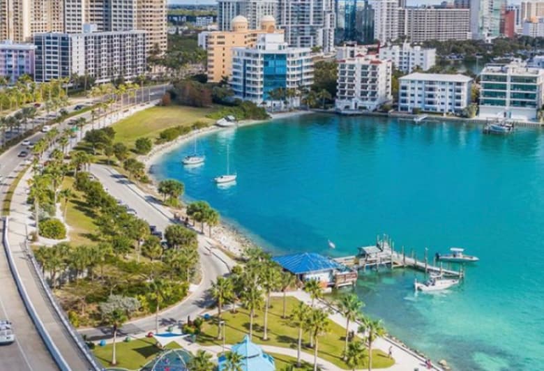 <b>Puesto 6. North Port-Sarasota-Bradenton, Florida</b>
<br>
<br>Aumento de la población por la migración: 26.1% entre 2010 y 2020. La ciudad recibió 183,136 nuevos habitantes en la última década.
<br>
<br>Población estimada en 2020: 854,684 personas.
<br>