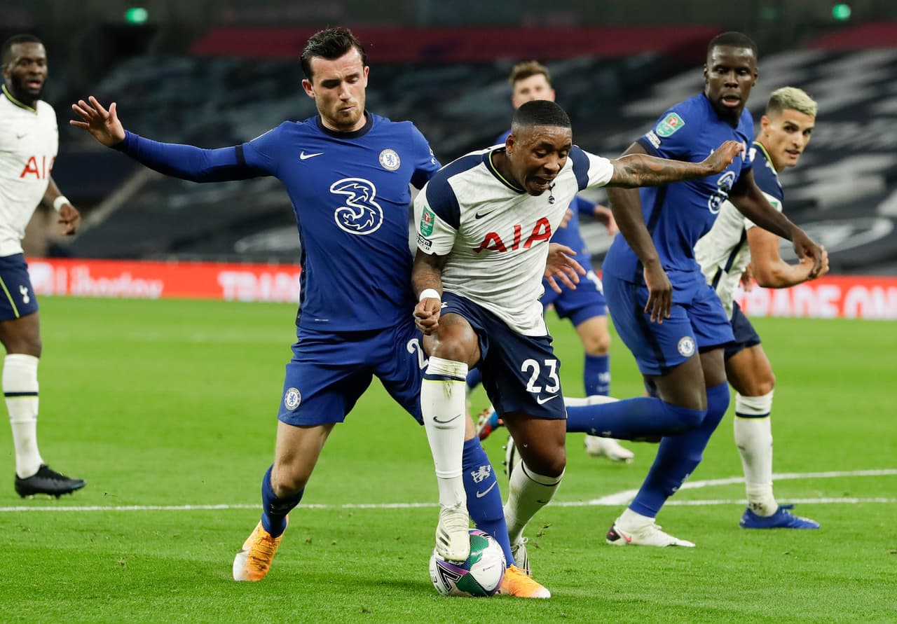 Los Spurs no se quieren quedar atrás, Gedson se adentra al área pero pierde la oportunidad.