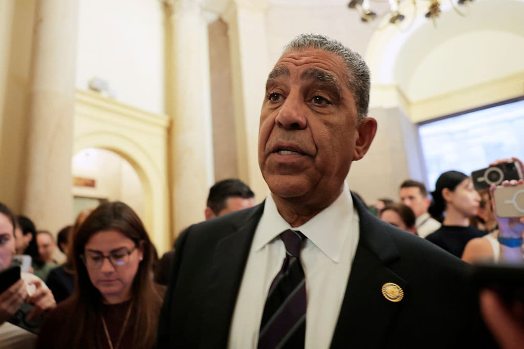 El presidente del Caucus Hispano del Congreso, Adriano Espaillat, calificó de "atroz" la decisión sobre ciudadanía por nacimiento, advirtiendo que permitirá a Trump "eliminar la ciudadanía a millones de bebés" en 30 días. Denunció que la medida causará caos en familias y obligará a padres a probar su ciudadanía "en la sala de maternidad".